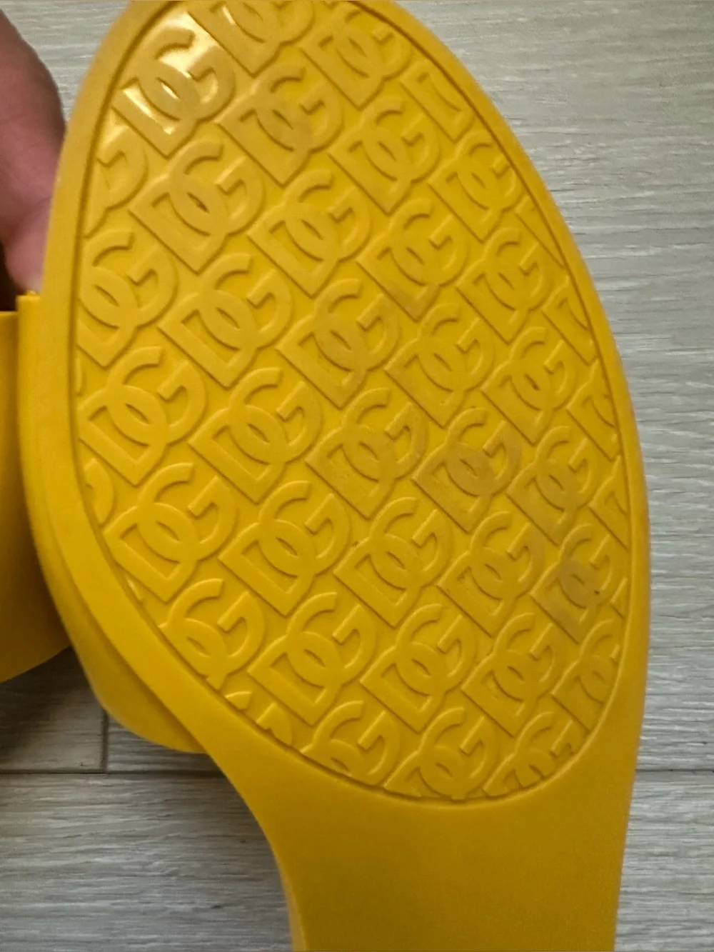 Dolce & Gabbana Cut-Out DG Rubber Sandals - Picture 12 of 15